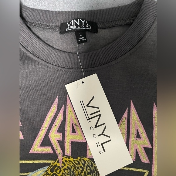 NWT Vinyl Icons Def Leppard gray sweatshirt. Size Large - Picture 4 of 7